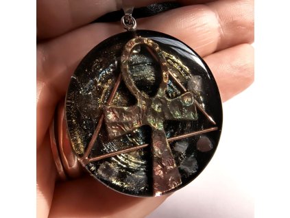 Orgonitový přívěsek Ankh v dlani