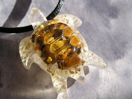 Detail přívěsku Želva – orgonit s křemičitým pískem, kameny a modrým fluorescenčním efektem