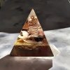 Ručně vyrobená orgonitová pyramida z pryskyřice s měděnou spirálou a kombinací 5 minerálů – podpora síly, harmonie a uzemnění