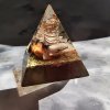 Designová pyramida Sjednocení s křišťálem, mosaznými třískami a přírodními kameny – orgonit pro stabilitu a energetické čištění