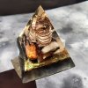 Orgonitová pyramida Sjednocení s červeným jaspisem, růženínem, šungitem, rodonitem a mokaitem – ochrana, klid a energetická rovnováha