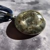 Detail přívěsku Amulet něžné harmonie – jemné minerály v orgonitovém šperku pro klid a lásku