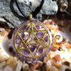 Orgonitový přívěsek s ametystem, křišťálem a symbolem Merkaba