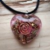 Designový šperk Růžové světlo – růžový orgonit s růženínem, křišťálem a spirálou na šňůrce