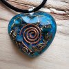 Ručně vyráběný modrý orgonitový přívěsek srdce s minerálem apatit a čirým křišťálem