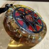 Ochranný amulet ze zlatočerveného orgonitu s kovovým slunečním motivem