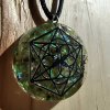 Ručně vyráběný energetický šperk s olivínem a kovovou strukturou