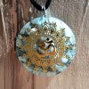 Spirituální amulet s harmonií minerálů a zlatým symbolem Óm uprostřed