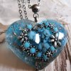 Dekorativní přívěsek s tyrkenitovými srdíčky a chirurgickou ocelí v modrém ladění