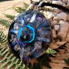 Detail přívěsku Nebeská aura – ručně vyráběný orgonit s kyanitem, aqua aurou a ochranným šungitem.