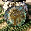 Amulet Strom života – orgonitový přívěsek se zlatým stromem, avanturínem a křišťálem na třpytivém podkladu.