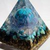 Detailní pohled na orgonitovou pyramidu