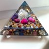 Orgonit pyramida s barevnými Acháty