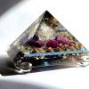 Orgonitová pyramida s achátem a křišťálem uprostřed