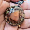 Orgonitový amulet s Karneolem v dlani