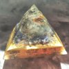 Dekorativní orgonitová pyramida Žbluňk – kombinace křišťálu a sodalitu pro duševní rovnováhu a energetickou ochranu prostoru