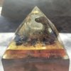 Orgonitová pyramida Žbluňk s křišťálem a sodalitem – energetická harmonizace mysli a ochrana díky minerálům a měděné spirále