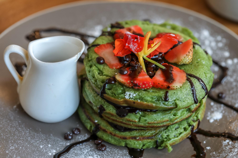 Japonské matcha palačinky s čokoládovým sirupem