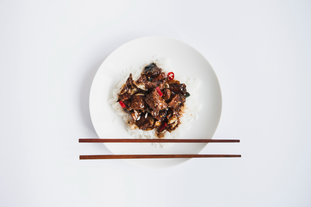 Čínske mäso so zeleninou v čiernej fazuľovej omáčke