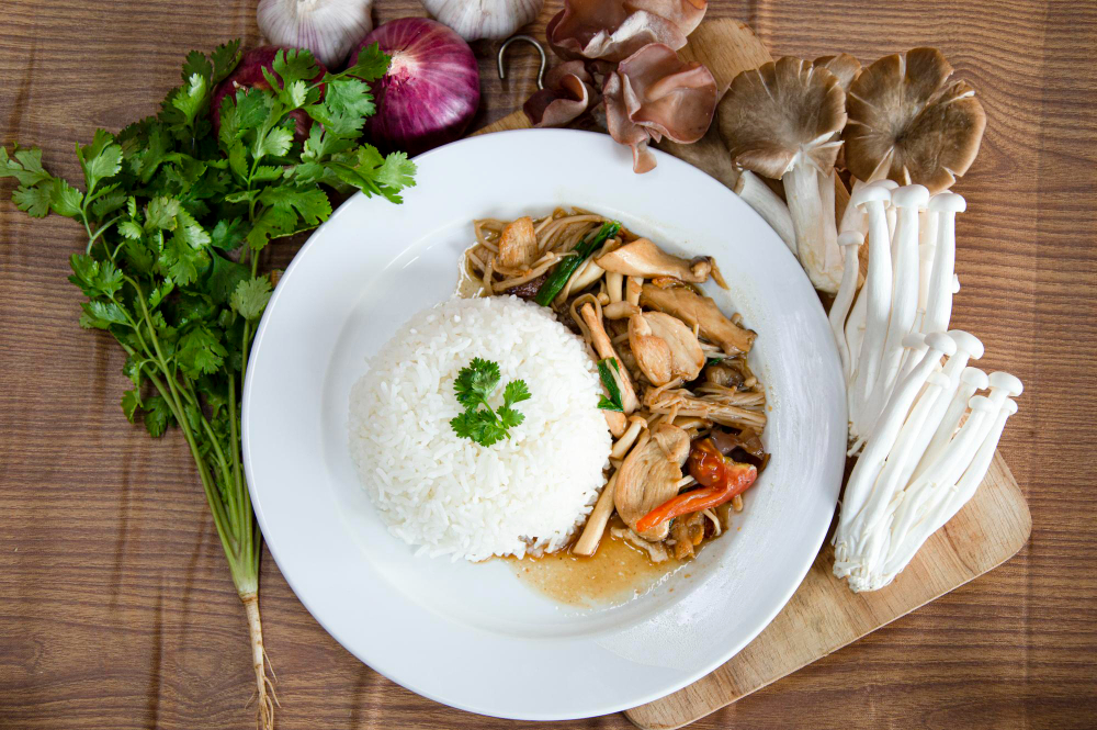 Kurča na thajskej bazalkovej ryži: Voňavá jasmínová ryža orestovaná s thajskou bazalkou, kuracím mäsom