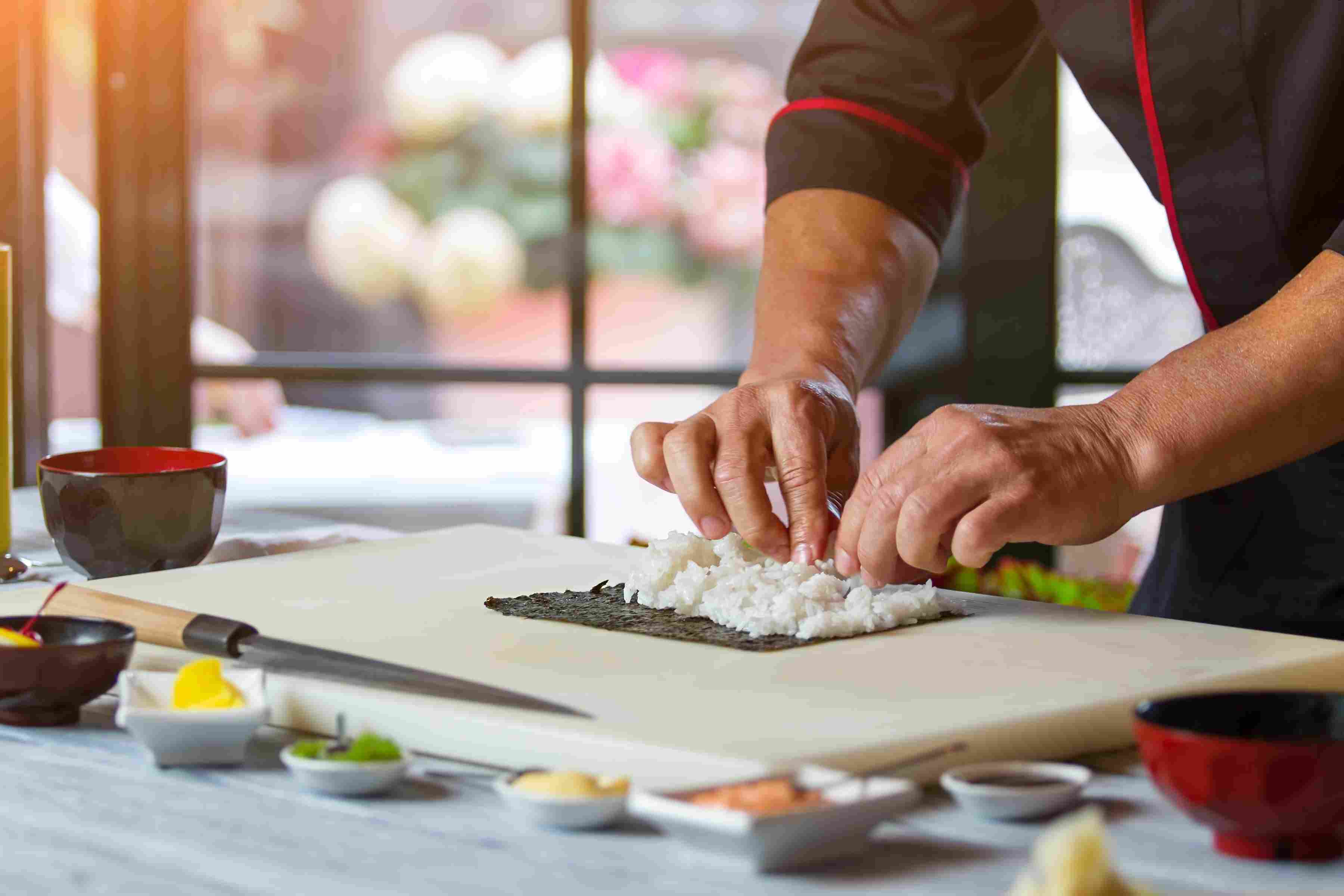 A sushi elkészítése : A japán sushi elkészítésének és élvezetének művészete