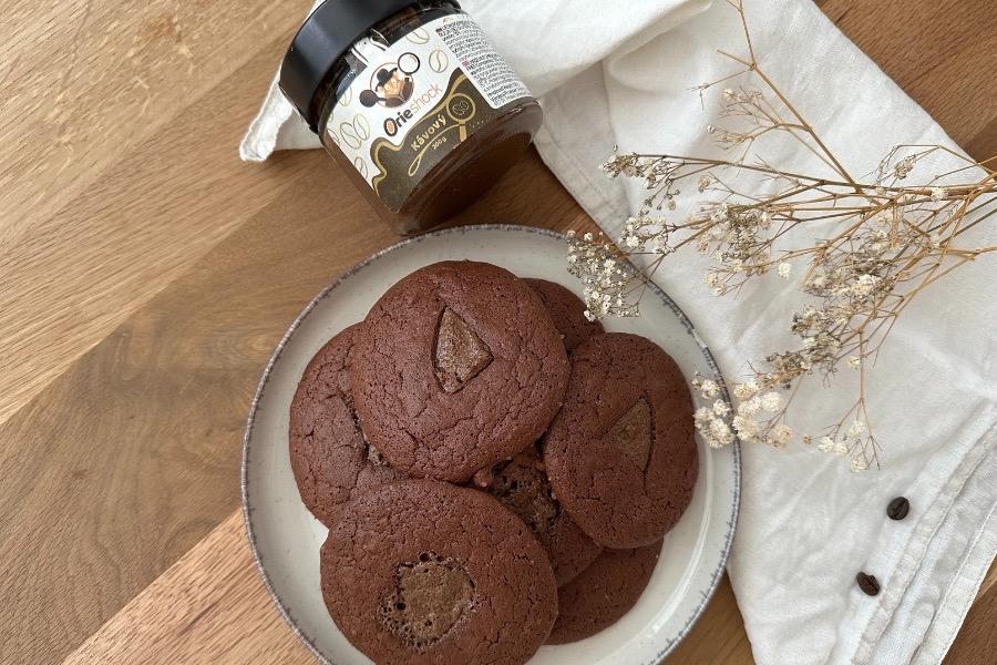 Čokoládové cookies plnené kávovým krémom