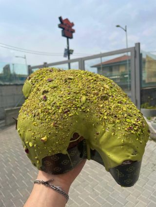 Velikonoce letos nebudou suché. 1 kg pistáciová Colomba. 700 g nadýchané máslové těsto. Zbytek? Luxusní pistáciový krém....