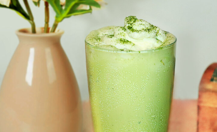 Vanillemilchshake mit Matcha