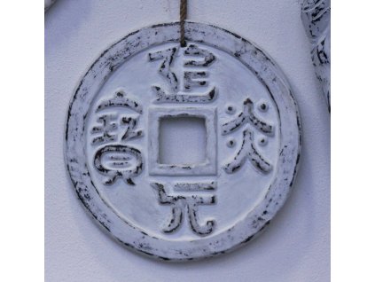 Závěsná dekorace čínská mince průměr 30cm bílá patina
