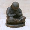 Socha mnich Shaolin monk s korálky Mala 20cm - patina DB