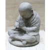 Socha mnich Shaolin monk s korálky Mala 30cm patina grey