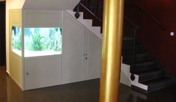 Rohové akvárium v restauraci