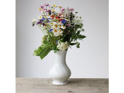 Bílá váza s reliéfem Bernadotte