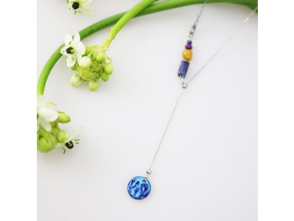 Řetízek s přívěskem Paměť krajiny s modrým medajlonkem