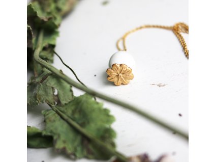 Řetízek s přívěskem Makovička M, bílá se zlatem