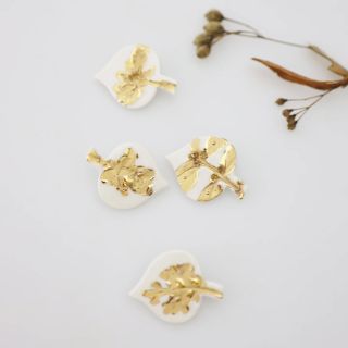 Jemnost přírody zachycená v detailu ✨🍃 Porcelánové brože s motivem lipových listů jsou ručně tvarované a každá z nich je...