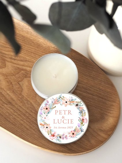 Romantická svatební svíčka s květinovým designem