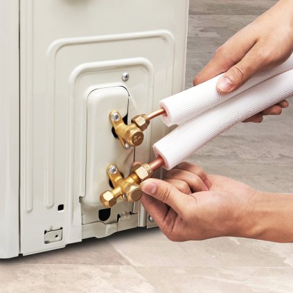 Sada 7620 mm mini děleného potrubí, 6,4 a 12,7 mm vnější měděné trubky a třívrstvá izolace, pro mini dělené chladicí nebo topné čerpadlo pro klimatizaci a HVAC s balicími proužky.