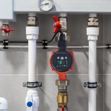 Oběhové čerpadlo teplé vody Energeticky úsporné vysoce účinné oběhové čerpadlo ECM motor s permanentními magnety 220 V 60 W, maximální průtok 67 l/min, maximální výtlak 8 m, závitové připojení 1-1/2", 5 inteligentních režimů řízení Nízká hlučnost