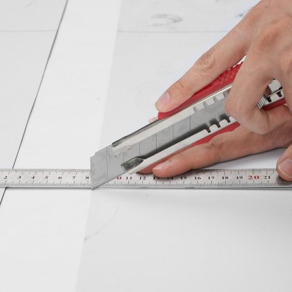 Samolepicí vinylové dlaždice 390 x 23,6 palce, 1,5 mm silné, loupání a lepení, bílá mramorová textura, podlaha pro kutily do kuchyně, jídelny, ložnic a koupelen, snadné pro domácí dekorace