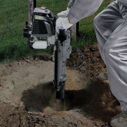 Benzínový čtyřtaktní beranidlo na ploty s T-power Driverem o objemu 37,77 ccm a 2 hlavicemi
