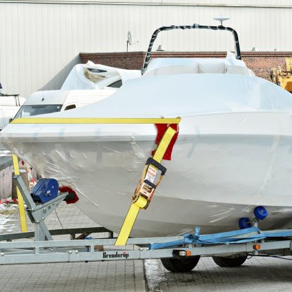 Upevňovací popruhy s ráčnou (4 ks), pevnost v tahu 10 000 lb, dvojitý J-háček, obsahuje 4 prémiové ráčnové upevňovací popruhy 2" x 27' s polstrovanými rukojeťmi, pro přepravu a zajištění nákladu, spotřebičů a zahradního nářadí