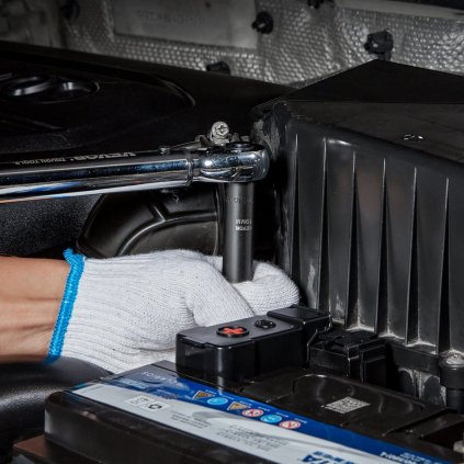 Sada rázových nástrčných klíčů 1/2", 65dílná sada nástrčných klíčů SAE 3/8" až 1-1/4" a metrické 10-24 mm, 6hranná legovaná ocel Cr-V pro opravy automobilů, snadno čitelné označení velikostí, robustní konstrukce, úložný kufřík.