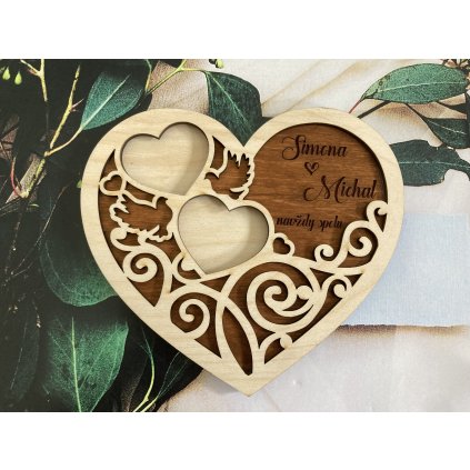 Drevený podnos na obrúčky  srdiečko s vyrezávanými vzormi 2  Drevený podnos na obrúčky  srdiečko s vyrezávanými vzormi 2