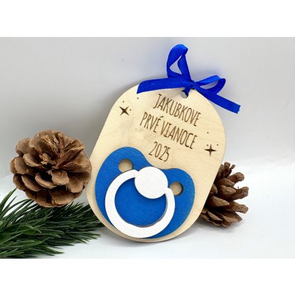 Drevená vianočná ozdoba „Prvé Vianoce chlapčeka“  – drevená ozdoba s menom dieťatka a rokom