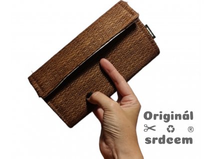 vegan-penezenka-wood-ze-zbytkove-hnede-kozenky-s-motivem-dreva-1.jpg
