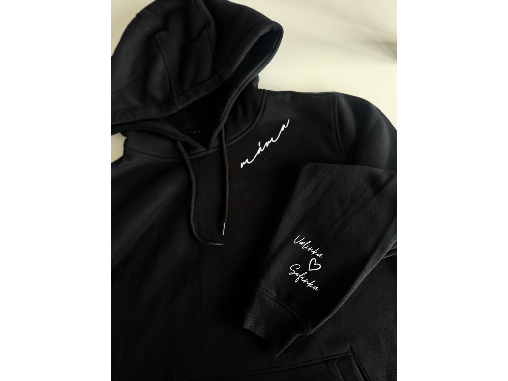 Mikina MÁMA / TÁTA / BABIČKA / DĚDA s jmény na rukávu 🤍