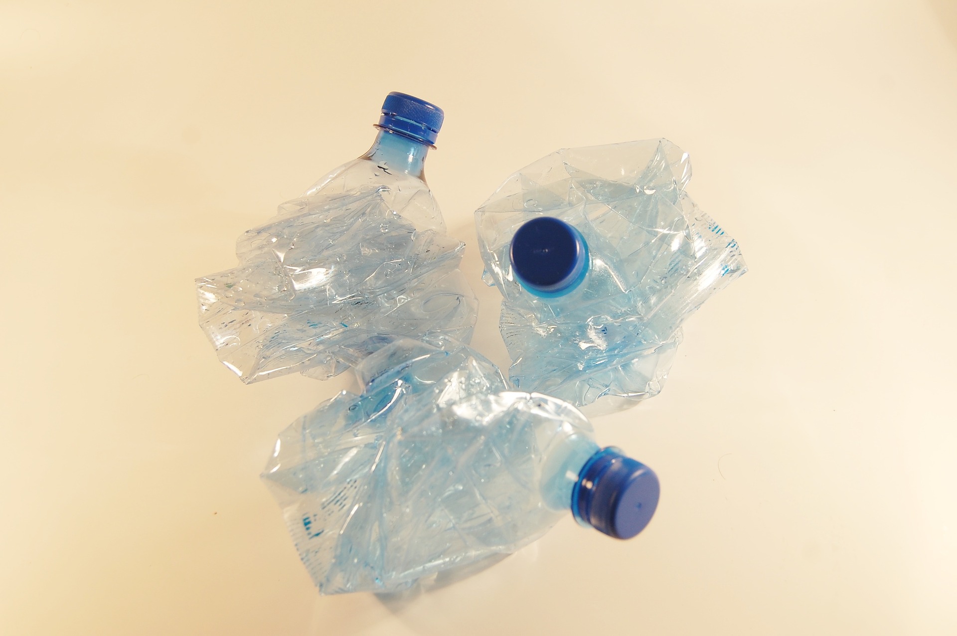 plastic-bottles-621359_1920