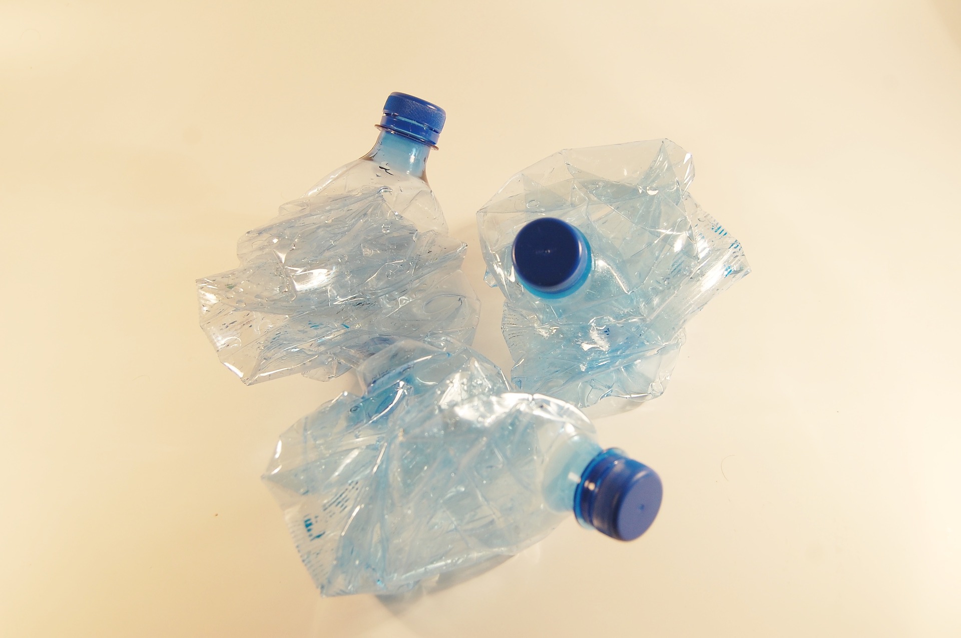 plastic-bottles-621359_1920