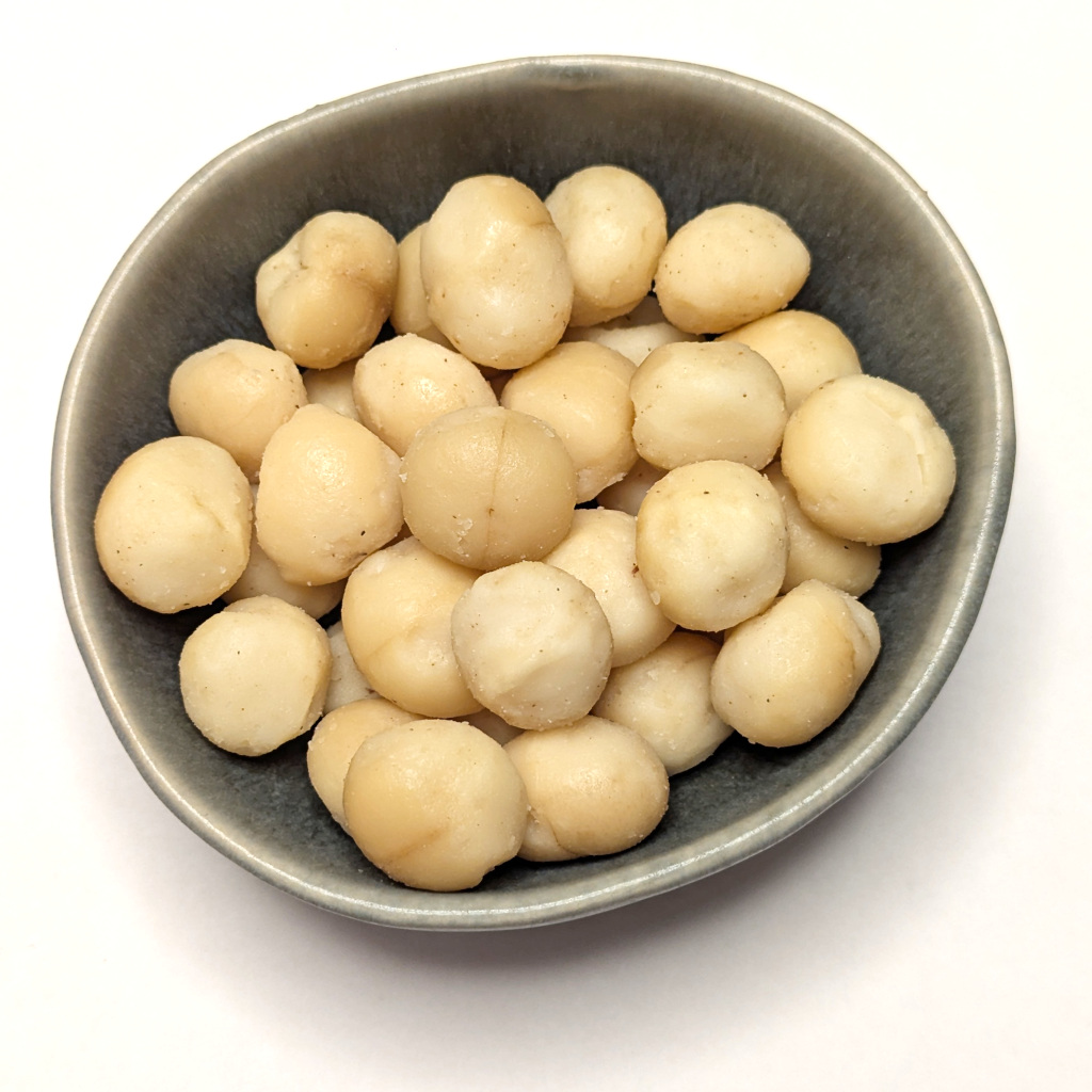 Detail na jádra makadamových ořechů v misce.